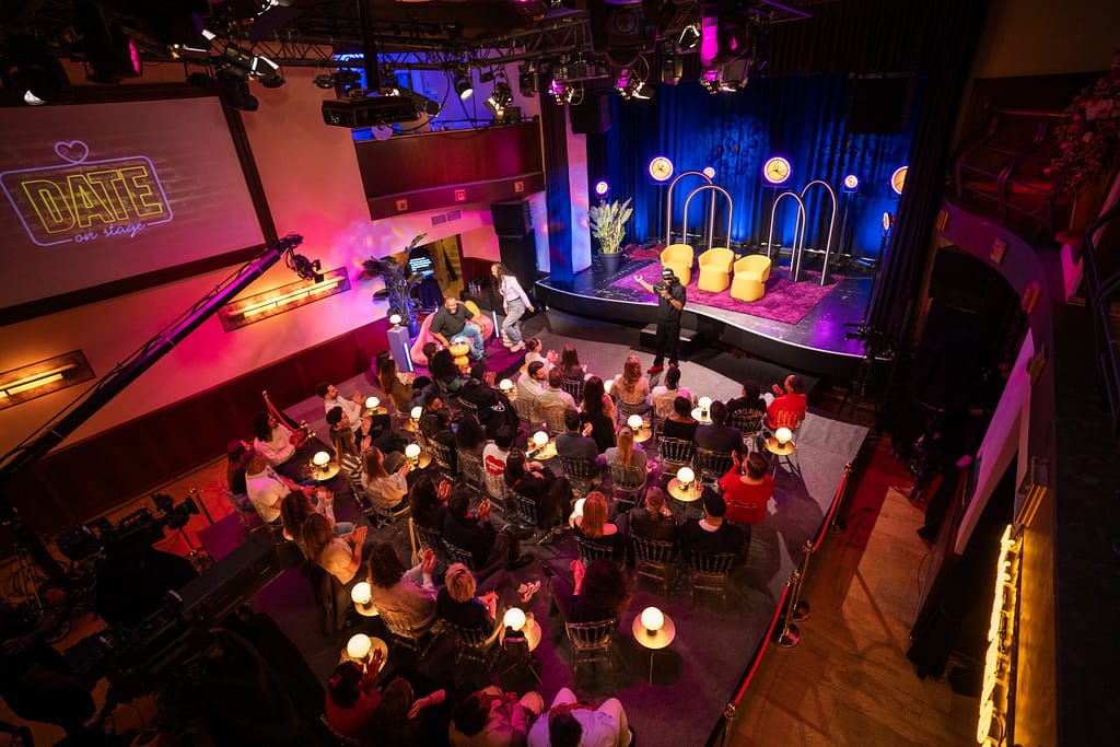 date on stage, TV show 2025 NPO3 from Prinses Theater Rotterdam Omroep Zwart Twenty Two Producties, lights and lighting design by Production People